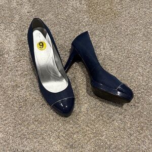 Elegant Tahari Navy Blue Women's Heels